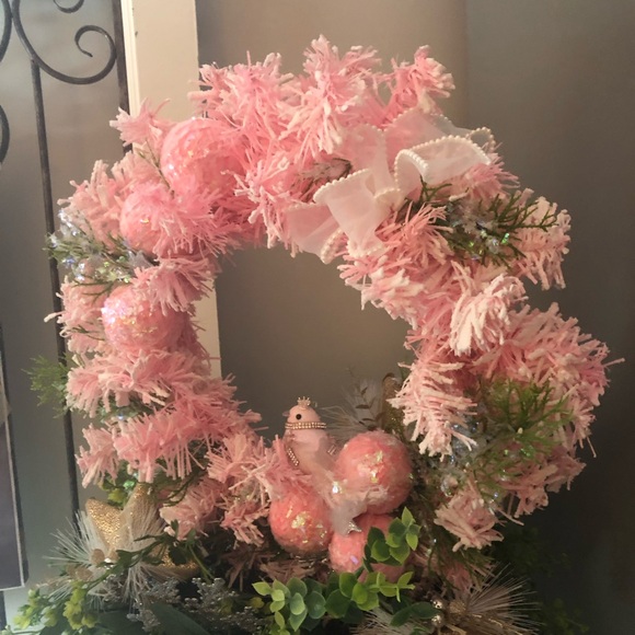 SALE‼️Pink Christmas Wreath - Picture 8 of 9